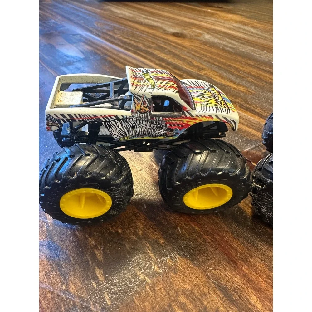 Monster Jam Wild Streak & HW Safari Jeep Monser Truck 1:64‎ Hot Wheels lot of 2